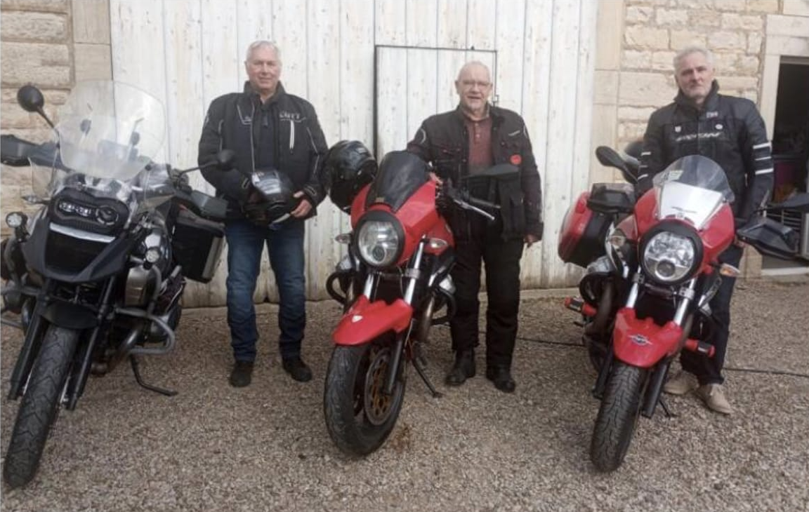 À trois, ils vont au plus grand rassemblement, au Maroc